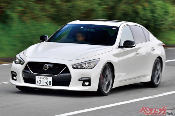 現行型は3.5L・HEVで発売され、2019年のビッグマイナーチェンジで3Lツインターボ車を設定。405psを発揮する400Rグレードも登場