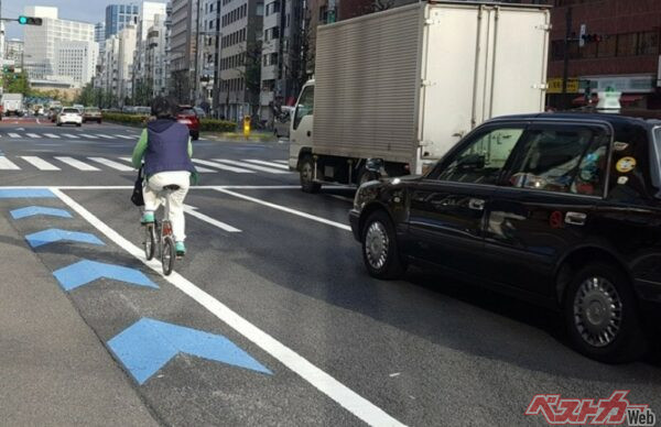 自転車は左側に走ることと明言しているが実際はこのように傍若無人ぶり