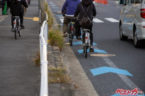 クルマのドライバー目線で見るとあまりにも理不尽!?　自転車を避けようとして黄色いセンターラインを越えたら即切符を切られるのか？