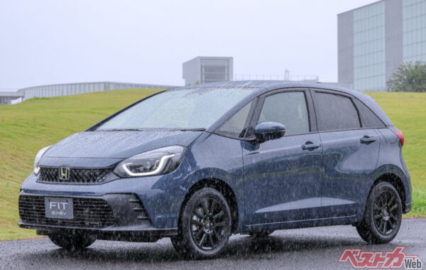 フィットの中核グレードとして整理された「Z」。撮影日、雨でした。水もしたたるいいクルマ