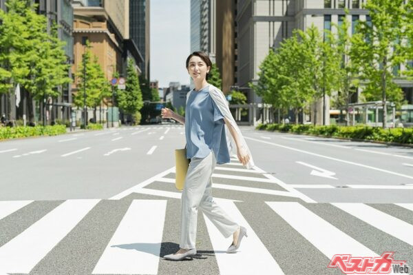毎年改善されているとはいえ、歩行者が渡ろうとしている横断歩道で一時停止しないクルマは依然として多い。これは「横断歩行者等妨害等違反」となる（One＠Adobe Stock）