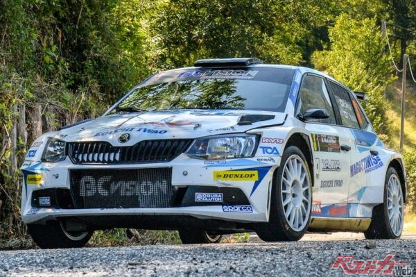 新井選手にとってはともに酸いも甘いも乗り越えてきたシュコダ R5。プライベーターとして参戦し、大事にしてきたからこそ、己の過失ではないところでクラッシュに巻き込まれるの筆舌に尽くしがたい無念さがある