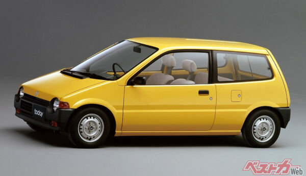 ホンダ トゥデイ（初代・1985～1992年）。美しいロングルーフのワンモーションフォルムを採用。ライバルより約10cm背が低かったが、ロングホイールベース、ワイドトレッドにより広い室内を実現