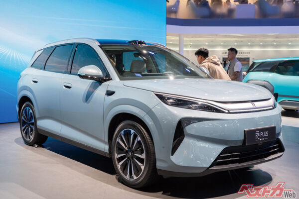 元PLUS（BYD）。日本でも販売されているBYDの世界戦略SUVの元PLUS（海外名：ATTO3）の2代目モデルをお披露目。新たに後輪駆動のプラットフォームを採用してボディを大型化、1.5MW級の超急速充電にも対応する