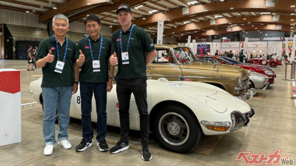 <br>WRCトヨタチームのラトバラ代表（右）も2000GTに乗るという。中央がポリフォニー・デジタルの山内一典代表で左がクラウンの責任者清水竜太郎氏