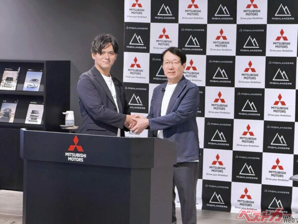 人とロボットが共に働く新しい産業基盤の実現に向け基本合意書を締結した三菱自動車の加藤隆雄取締役会長兼代表執行役CEO(右)と、ハイランダーズの代表取締役CEOの増岡宏哉氏(左)