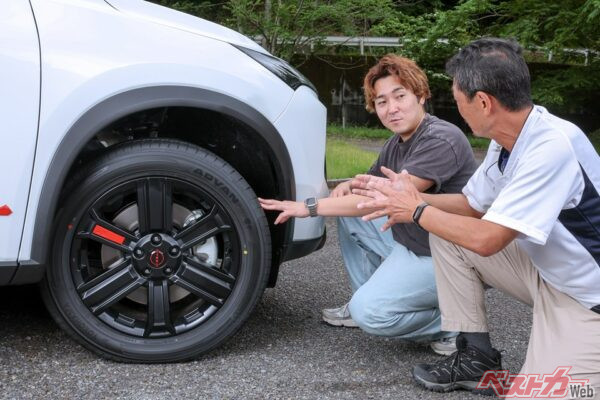 タイヤ若手のベストカーWeb キムラ（左）とタイヤベテランなベストカー ウメキがじっくり味わってきたぞ！