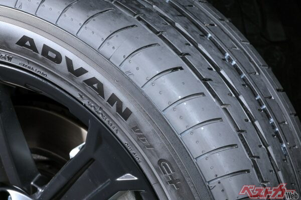 長いタイヤ取材経験を持つウメキが評するアドバンV61のトレッドパターンがコレだ!