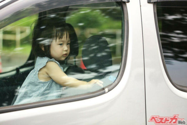 車内に電子キーを置き忘れた際、何らかの原因でクルマのドアがロックされたり、子どもが誤ってドアロックを操作してしまう事案が発生（yamasan＠Adobe Stock）