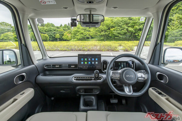 軽なのに6ウェイ電動シート!?　BYDラッコ300プレミアムの運転席は小さな高級車か!!