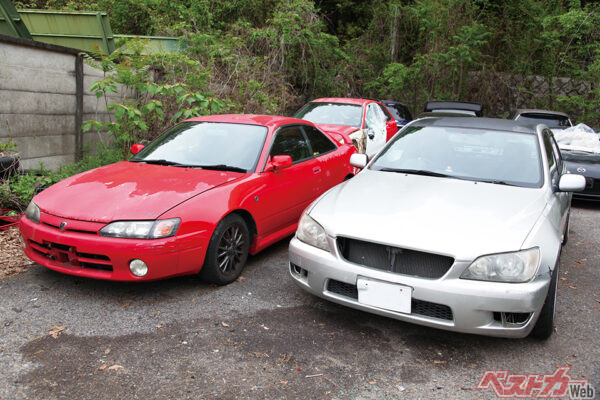 整備のために駐車しているたくさんの個人車。以前はFF車中心だったが、最近はFR車が増えているという