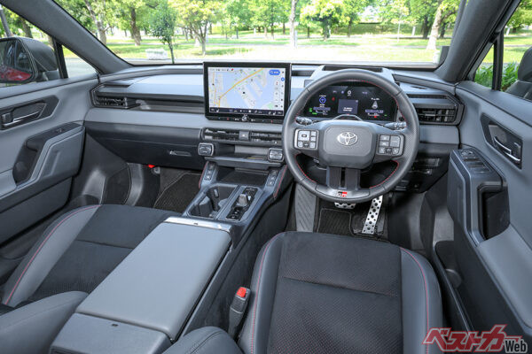 赤ステッチとGRのロゴが配されたスポーティなインパネ。12.9インチの大型ディスプレイオーディオが全車標準装備