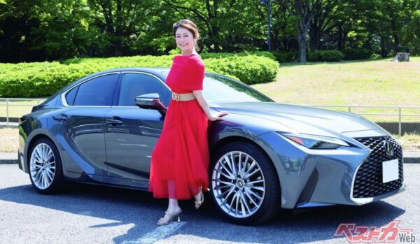 現在の愛車、2025年2月に納車されたレクサスIS300h。ボディカラーはお気に入りのチタニウムカーバイドグレー