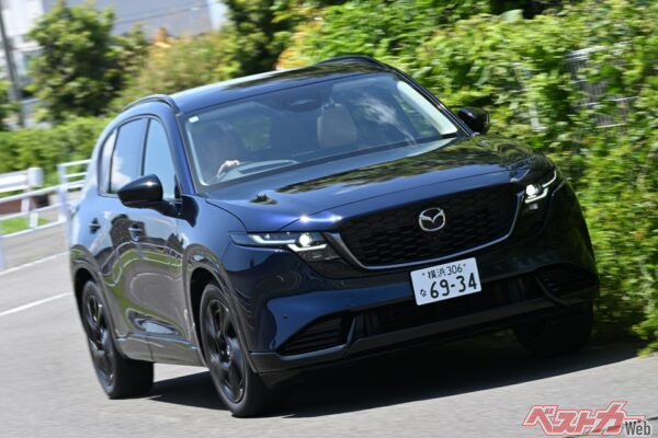 新型となったばかりのCX-5は荷室の奥行や広さをウリにするなどファミリー層の取り込みもねらう
