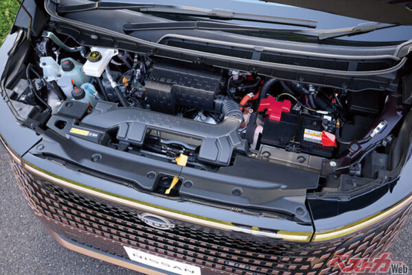 エクストレイルとは異なり、可変圧縮比機構を廃した直3、1.5Lターボ。前後2モーターで51kgm超のトルクを発生