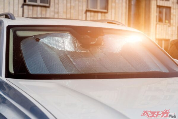 乗車前の工夫やエアコン設定、運転方法や点検を見直せば、夏でも快適さと省燃費を両立できる（sommersby@Adobe Stock）