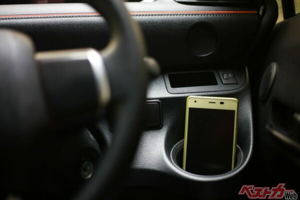 スマートフォンやモバイルバッテリーだけでなく、ハンディファンやワイヤレスイヤホンなど、リチウムイオン電池を搭載した製品は身近に多い。真夏の車内への放置は避けたい（PHOTO：Adobe Stock_yamasan）