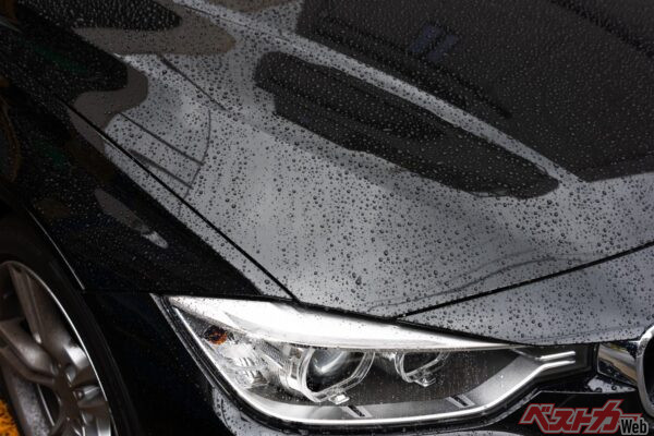 雷鳴が聞こえたら無理に走行を続けず、安全な場所に停車。窓を閉め、アンテナを格納し、車内の金属部分には触れないことが重要だ（naka@Adobe Stock）
