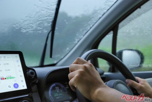 クルマは落雷だけでなく、豪雨や強風、雹からも身を守れる。無理に走らず、雷雲が通過するまで待機することも大切な防災行動だ(琢也 栂@Adobe Stock)