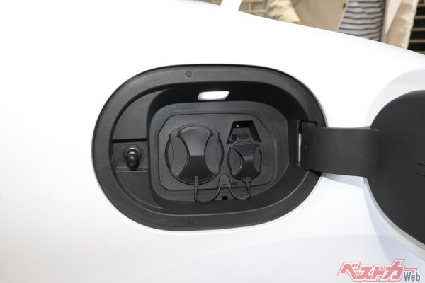 CHAdeMOの急速充電と普通充電に対応する。充電口は運転手側のフロントフェンダー部分