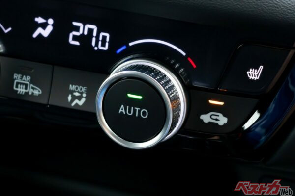 AUTOモードは設定温度になるまで風量や吹き出し口を自動制御する。暑い日は風量が強くなるのも正常な動作なので、細かく操作せず任せるのがおすすめ(PHOTO:Adobe Stock_あんみつ姫)