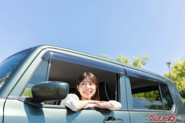 炎天下では車内の空気そのものが高温になっている。乗り込んだら窓を開けて熱気を逃がし、外気導入で走り出すのが車内を素早く冷やすコツだ（PHOTO：Adobe Stock_west_photo）