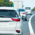 なぜどかない？　法定速度を守っているから？　高速道路の追い越し車線に居座り続ける人がいまだになくならない不思議
