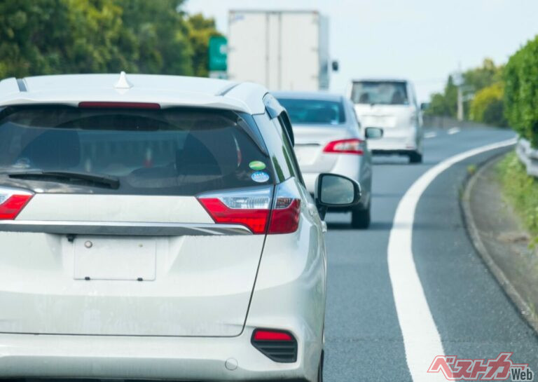 なぜどかない？　法定速度を守っているから？　高速道路の追い越し車線に居座り続ける人がいまだになくならない不思議