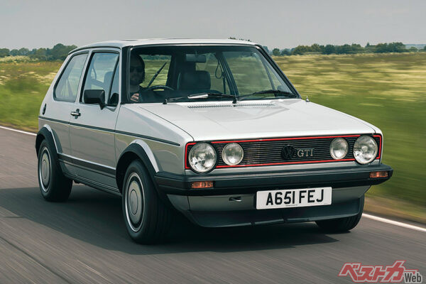 初代フォルクスワーゲン ゴルフGTI（1976-1983年）。軽量な車体に高性能なインジェクションエンジンを組み合わせ、スペック以上の俊敏な走りを披露した。ゴルフボール型のシフトノブなど伝統のアイコンも確立