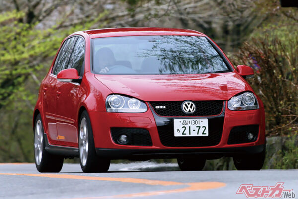 5代目フォルクスワーゲン ゴルフGTI（2004-2009年）。直噴ターボとDSGを初搭載しスパルタンに激変。最高出力は200psに達した