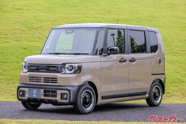 このたびマイチェンして新型となったN-BOX。写真は「JOY」のターボ、BLACK STYLE