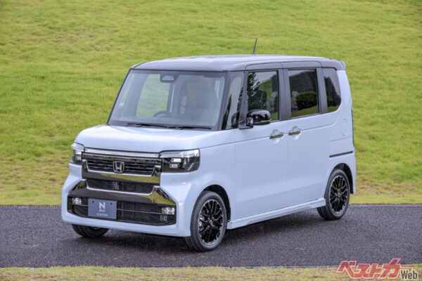 ぎらっとしたフロントマスクの新型N-BOX CUSTOM。写真のモデルはターボの「コーディネートスタイル」