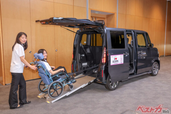 車椅子仕様（N-BOX CUTOMスロープ）も用意。すばらしいパッケージング技術の成果