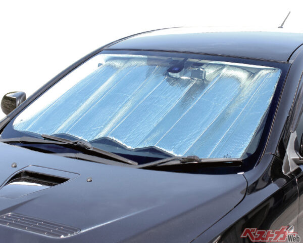 大自工業（meltec）の「キルトシェードDX」は遮熱率78％。高級感のあるキルト（ブラック）と、熱と光を跳ね返すシルバーのリバーシブルタイプ