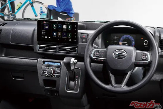 アトレーの運転席。2026年の改良によって液晶メーターを採用することに
