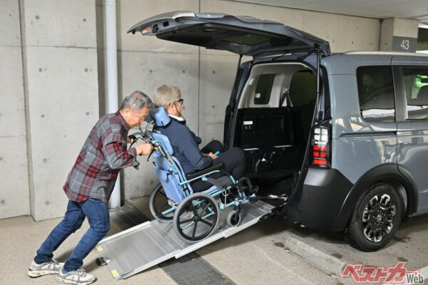 介護にもホビーにも!!　フリード クロスター スロープはマルチに使える低床ミニバンだ!!