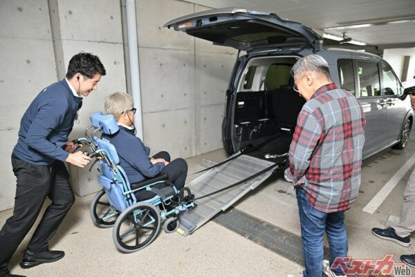 フリード クロスター スロープの「スーパーフレックス」スロープ」。車いすだけでなく、カートや自転車なども搬入できる。スロープは前方向に倒せるので、荷台や収納スペースにもできる