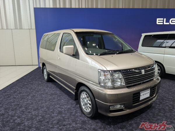 日産本社ショールームに展示されていた初代エルグランド。これ、売れたなあ……。1997年 – 2002年販売