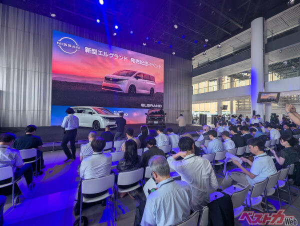 2026年7月16日、日産グローバル本社（横浜）にて、新型エルグランドの発表会が実施され、多くの記者が集まった。エルグランドは日産の再建を支える重要なモデル。九州工場で生産。いまなら契約から納車まで２カ月ほどとのこと