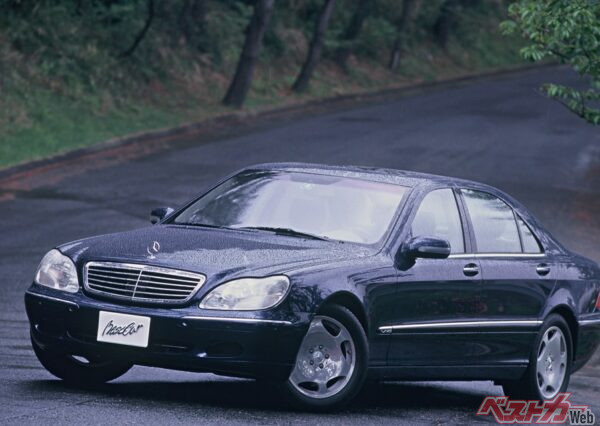 1998年登場メルセデス・ベンツ Sクラス（W220型）。前期後期通してV6からV12までモデルが存在した恐るべきクルマだ