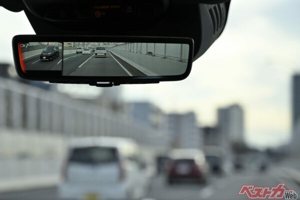 走行時の画角では捉えきれない死角に入った車両を検知すると、別画面で映し出す