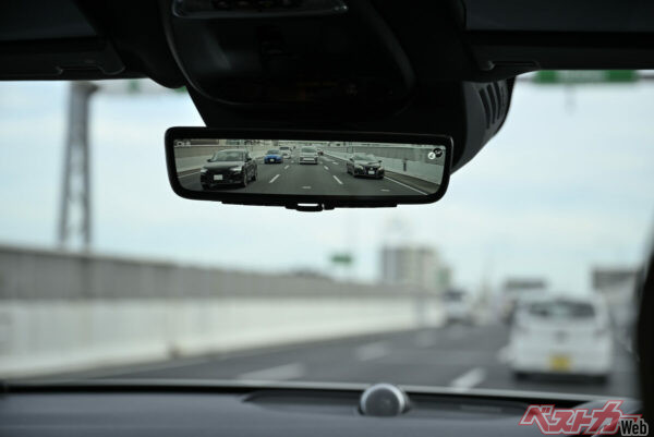 解像度が大幅に向上した最新のデジタルミラー。車速に応じて画角が54°〜112°の間で自動で変化する。高速道路（写真）では54°までズームアップされる