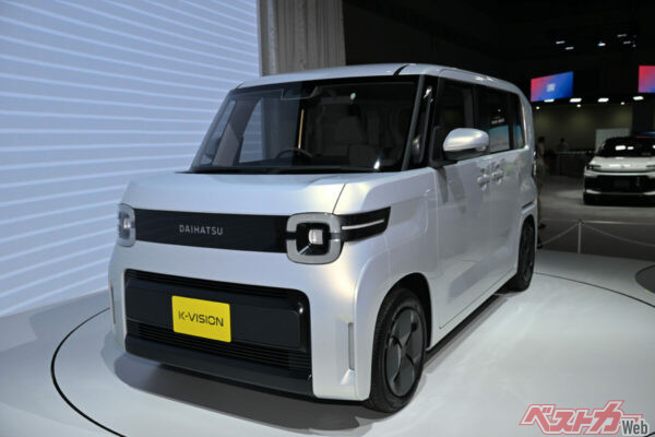 2025年開催ジャパンモビリティショーでダイハツが出展した「K-VION」。両側スライドのシリーズ(ストロング)ハイブリッドを搭載する軽自動車。エンジンやモーターなど基本素材はロッキーと同じだが、エンジンは充電用のみで駆動はすべてモーターを使う仕組み