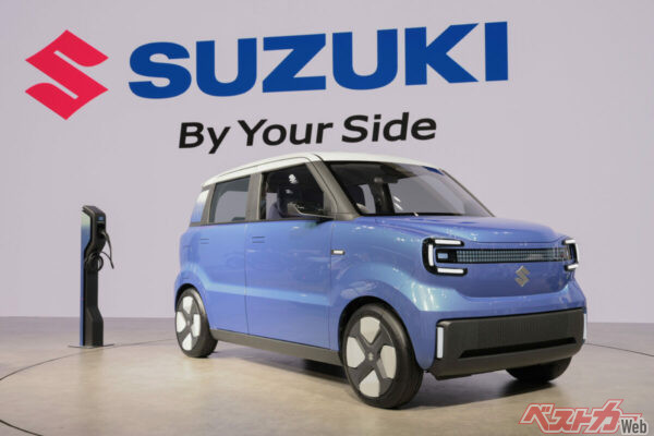 2025年のジャパンモビリティショーでスズキが出展した軽BEV「Vision e-Sky」。2026年度内に発売する、と公表している。スズキは純ガソリンエンジンもストロングHVもマイルドHVもBEVも、さらにバイオエタノールで走るクルマも作って市販している、ガチのマルチパスウェイメーカー