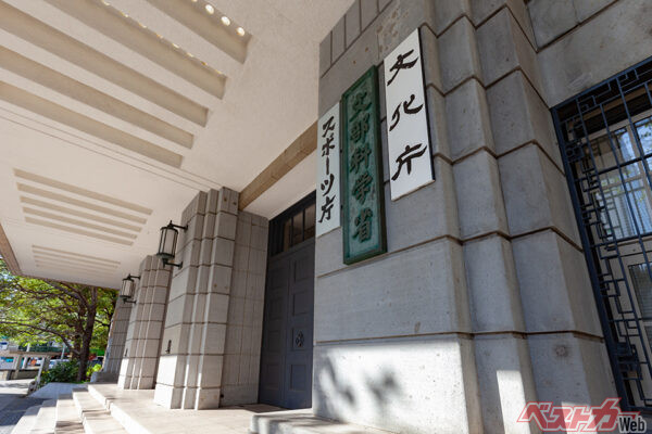 部活動で遠征中の高校生が乗るマイクロバスの事故を受け、文部科学省が児童生徒の安全確保を求める通知を出した（tapis volant＠AdobeStock）