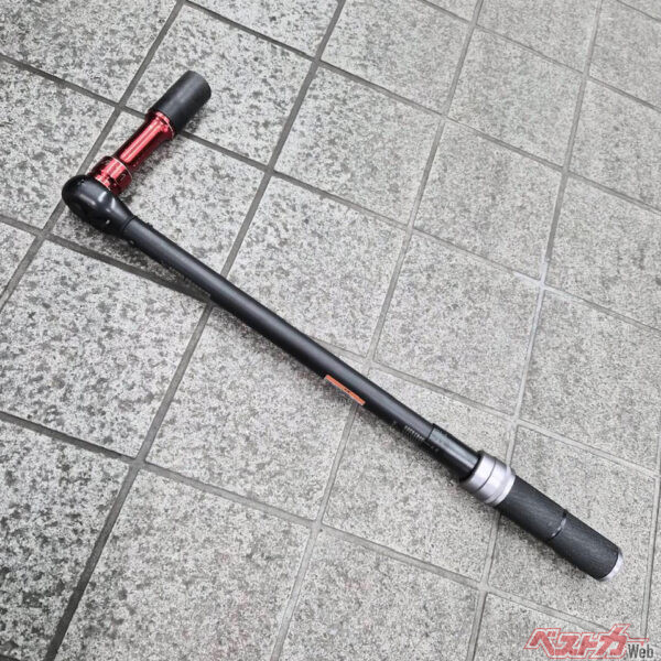 トルクレンチは、ボルトなどを締める力（トルク）を管理・測定できる。設定したトルクに達すると音や振動で知らせてくれる