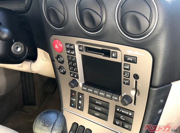 インパネのカーナビが入るスペースが、1DINや2DINなどの規格サイズになっていればいいが、輸入車などちょっと凝ったデザインのクルマでは、車種個別のサイズのため、最初から交換ができないこともある