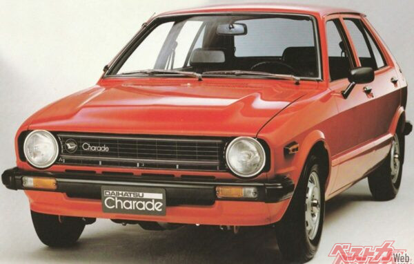 1977年11月発売の初代シャレード。量産4輪乗用車として世界初の1000cc・4サイクル3気筒エンジンを搭載し、低燃費と快適性を両立した