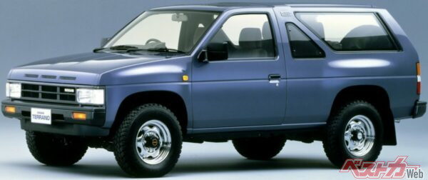 1986年に登場した初代テラノ。都会的なエクステリアデザインや、フロントフェイスに設けられた3連スリットが印象的だった