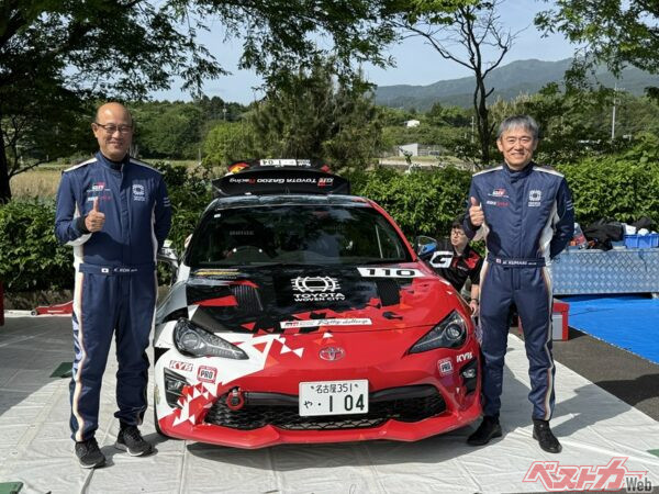 昨年のラリーチャレンジ「富士山 すその」に出場した近社長。右はコ・ドライバーを務めたウーブン・バイ・トヨタの隈部肇CEO